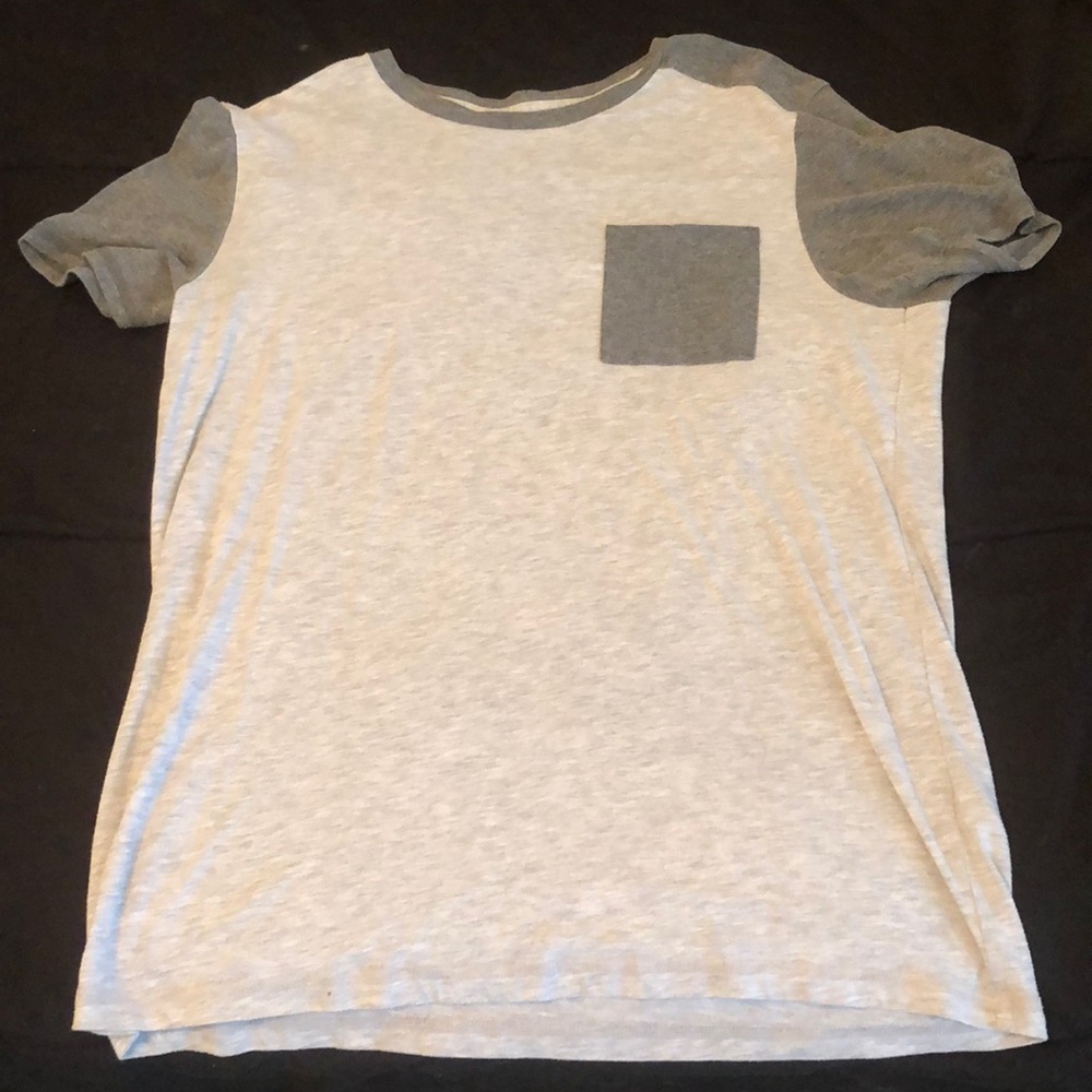 Two Tone Express T-Shirt with Front Pocket. Size L